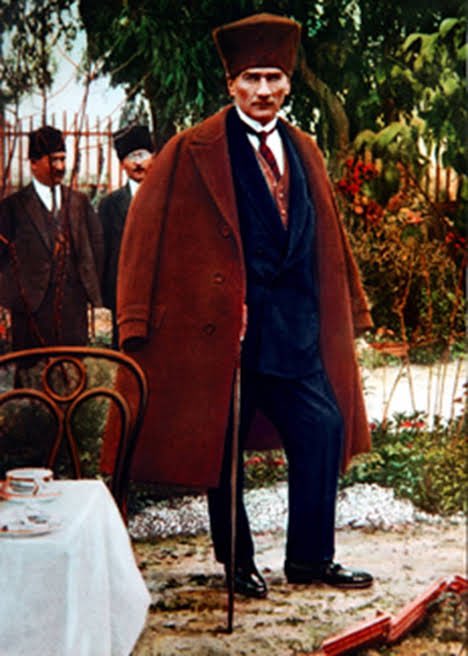 AtillaTasNet's tweet photo. Şu yaşımda halâ bir tane Cumhurbaşkanım ve başkomutanım var! O da Mustafa Kemal Atatürk! Sizi kabrine bile yaklaştıran alçaktır lan! https://t.co/ZsPzQP3Shr