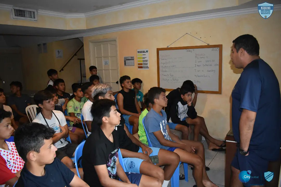 mcelestefc's tweet photo. Taller de psicología con los chicos de la residencia, trabajando la motivación en ellos y las normas dentro del club para seguir mejorando día a día 🤩🔝⚽️
#SomosLaMaquina https://t.co/MESj1Xsa8w