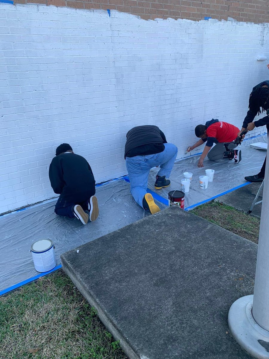 Park Medical Academy’s Student Ambassadors are volunteering their time by painting the MLK Community Center. #adayofservice #creativepeacemaking