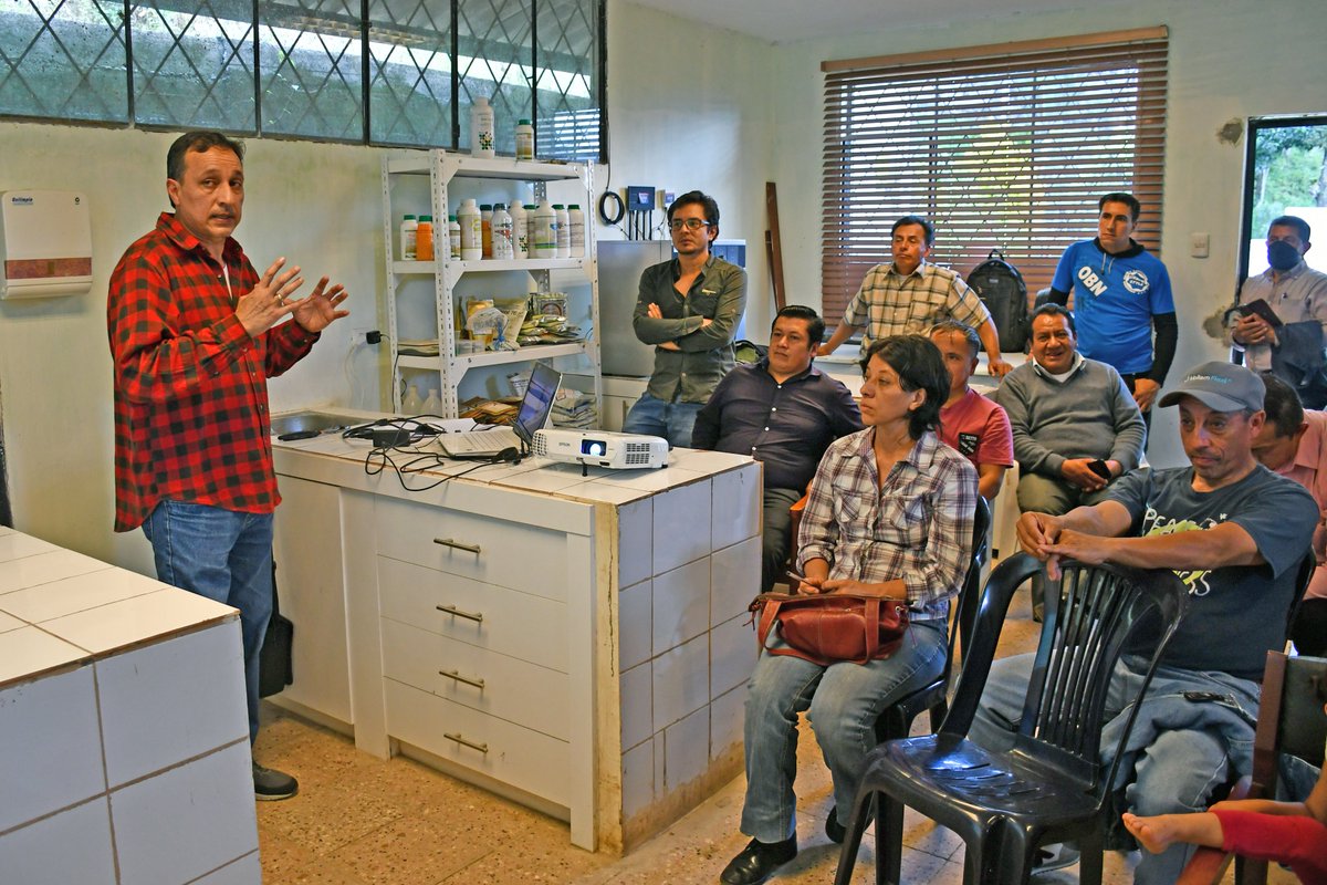 prefecturaloja's tweet photo. #LojaProduce | Productores de varias localidades participaron en el taller introductorio a la caficultura de especialidad.
Se busca garantizar una excelente productividad en los cultivos, con asesoramiento y capacitación en cada zona cafetalera.
#CaminoAlProgreso https://t.co/ej16QHoIWV