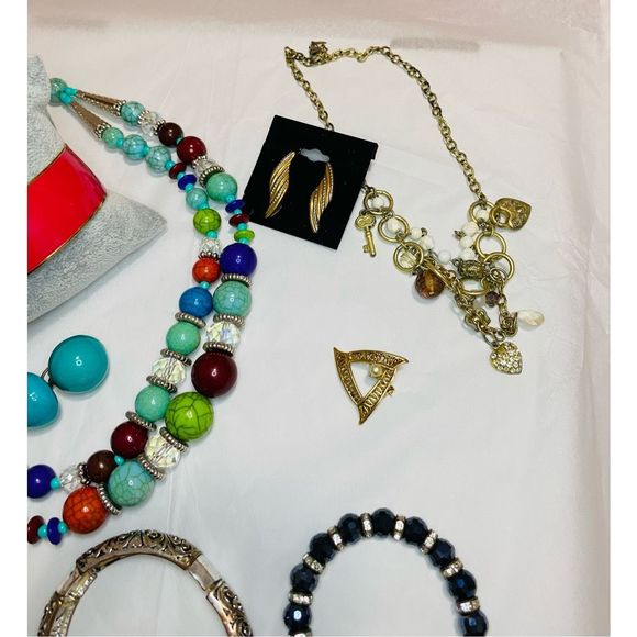 So good I had to share! Check out all the items I'm loving on @Poshmarkapp from @Yulia46067762 @JudyWard1998 #poshmark #fashion #style #shopmycloset #rouge #levis #jewelrylot: posh.mk/0XG2DcA1ywb
