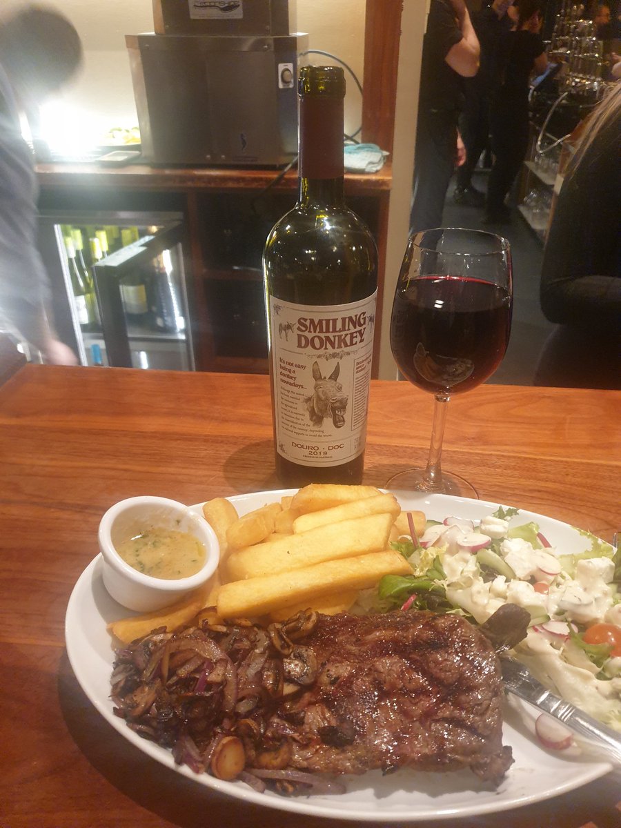 Quite simply stupendous ribeye and chips with garlic butter sauce for tea tonight <a href="/RegansHayes/">The New Inn Hayes</a> New Inn.
And all washed down with restaurant manager Renata's favourite Smiling Donkey Douro red.
Outstanding all round.