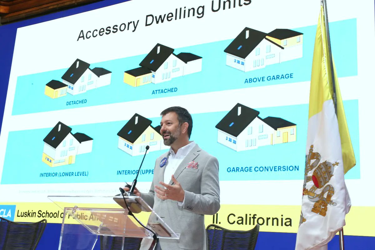 ¡Ayer vivimos una jornada inolvidable! Junto a La Tercera realizamos nuestro Encuentro por la Vivienda y la Ciudad en el Aula Magna de la Universidad Católica. 

Queremos agradecer a todos los socios y colaboradores que hicieron posible esta instancia.