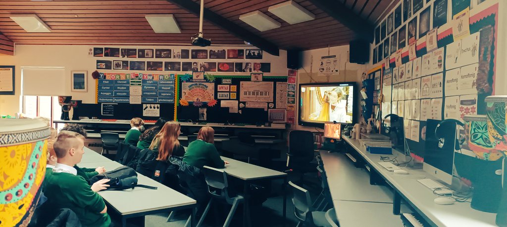 🎶 🐴  Dysgwyr <a href="/ysgolycreuddyn/">Ysgol y Creuddyn</a> wedi mwynhau dysgu am yr Hen Galan a thraddoddiad y Fari Lwyd yn eu gwersi Cerdd heddiw- diolch i <a href="/S4C/">S4C 🏴󠁧󠁢󠁷󠁬󠁳󠁿</a>  am y rhaglen 'Dathlu!'. <a href="/CDeires/">Cymdeithas y Delyn Deires</a> <a href="/AlawonGwerin/">AlawonGwerinCymru</a>  🎶