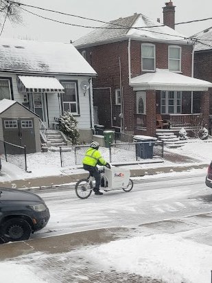 PeterRichards's tweet photo. Super impressed by the effort of this delivery person, using an eCargo bike on the first day of snow we've had in Toronto in weeks. Don't need much curb space if the method of travel is right-sized
#curbsidemanagement https://t.co/a74iNYFLCp