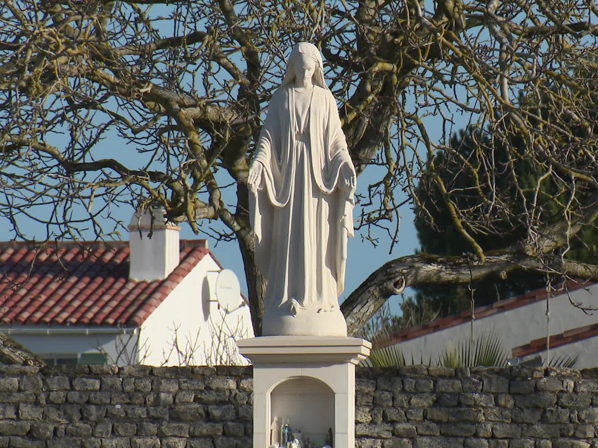 La Justice vient d'ordonner le démontage d'une #statue de la Vierge Marie à l'Ile de Ré. Cette statue avait été réalisée en reconnaissance du sauvetage d'un père et d'un fils en 1940. Les juges ont pris le pouvoir et ils sont en train de mettre hors la loi notre civilisation.