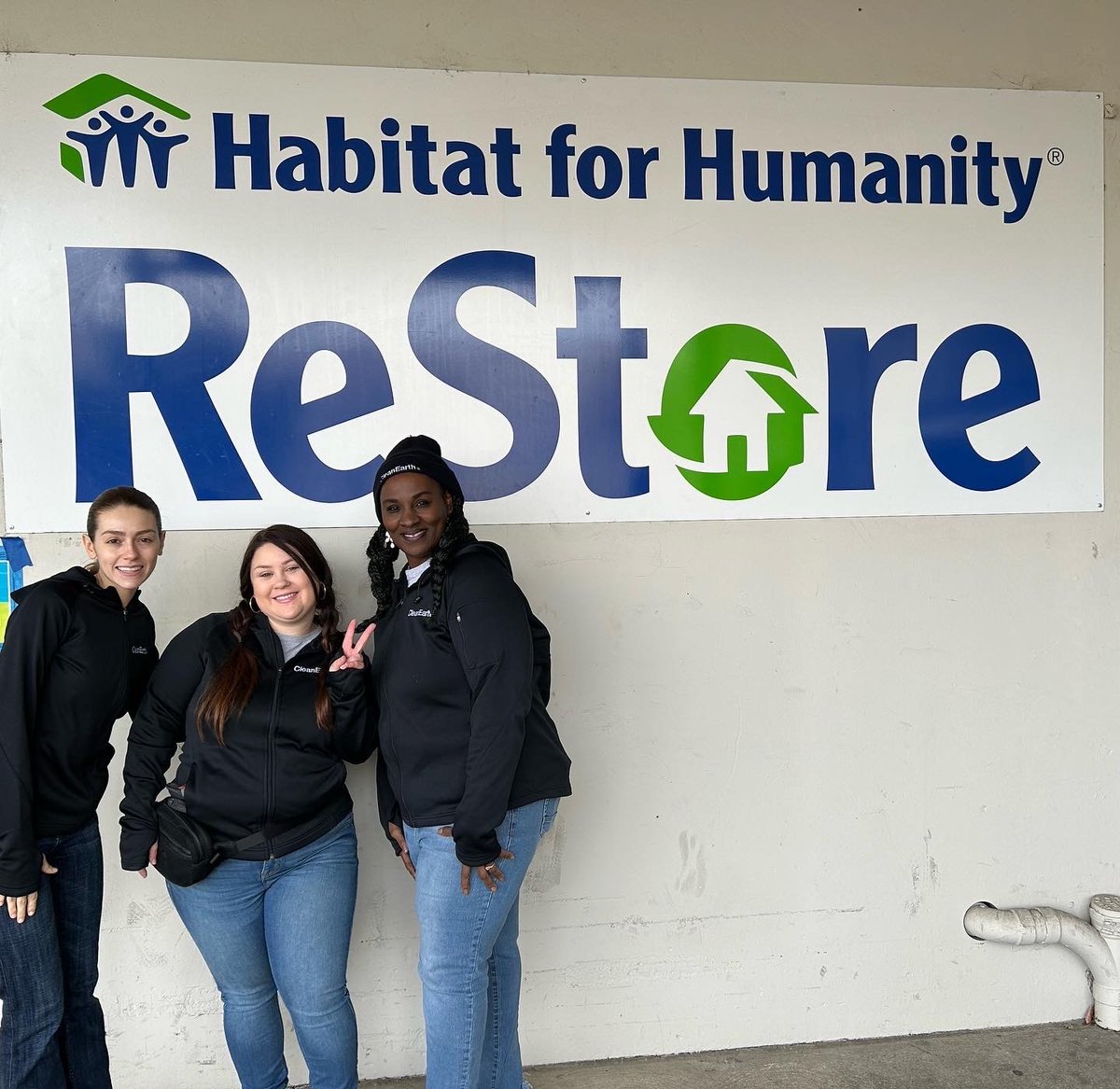 sachabitat's tweet photo. A huge thank you to @cleanearthinc for volunteering in the Restore! The team worked on organizing the floor and assembling various goods! We appreciate your hard work and can’t wait to have you back! #TheStoreThatBuildsHomes https://t.co/XFPhOzXQdE