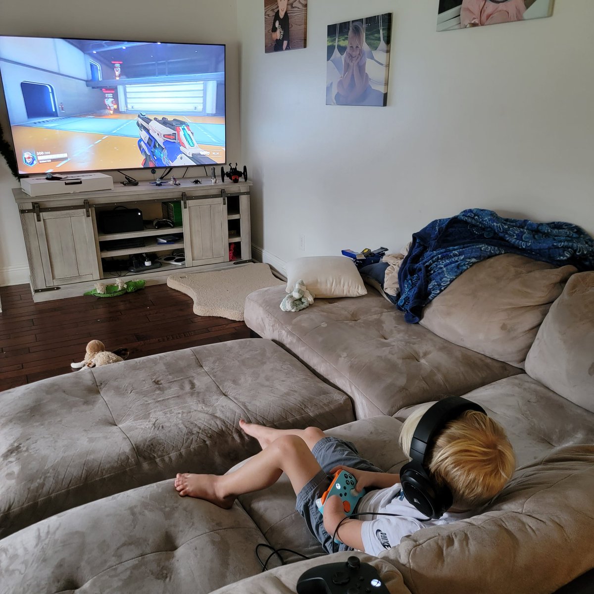 tiddbitoutahand's tweet image. Joseph is practicing his @PlayOverwatch skills, get ready world. We&apos;ve tried the @Xbox adaptive controller, but he likes playing with our @MiamiDolphins controller. @Microsoft @GamutManagement #Overwatch2 #limbdifferenceawareness #luckyfinproject