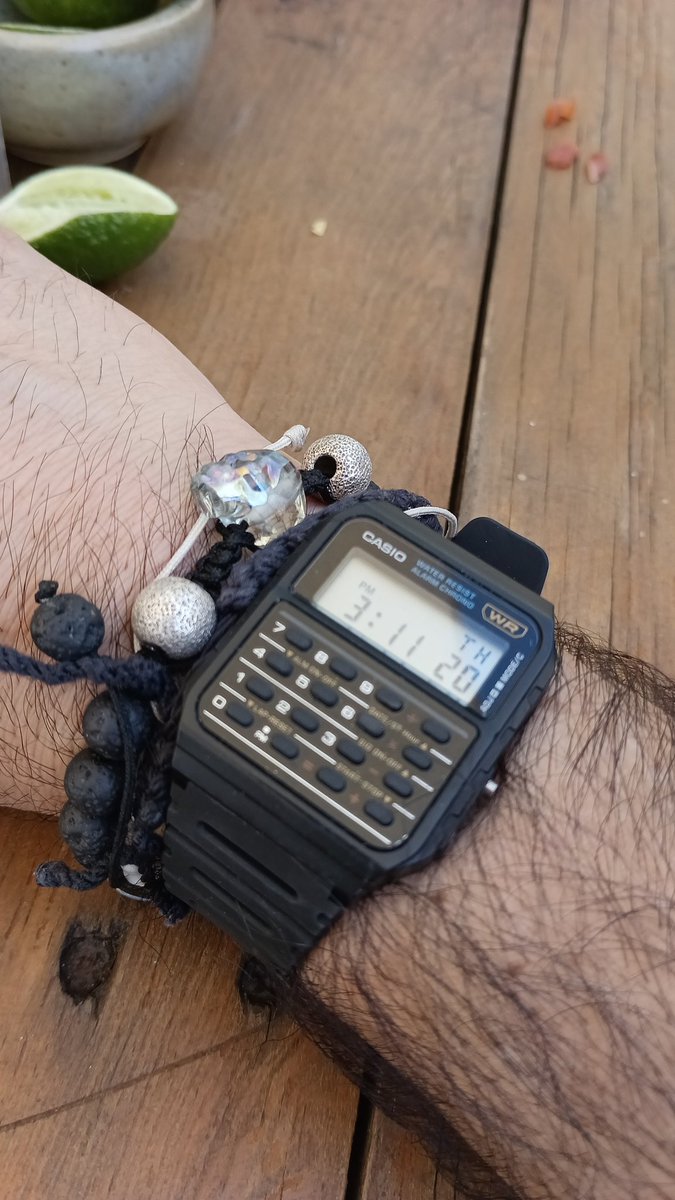 atreyucel's tweet photo. @CASIO_LATINO Uno tiene la edad de la piel que acaricia @3gerardpique @shakira https://t.co/GJSVEHR6Lr