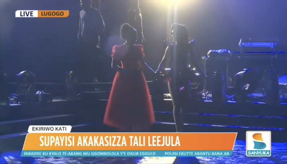 sanyukatv's tweet image. Lindako 😳, ani akute omukono gwa ka supayisi. 

Teeba tukuwe obubonero busatu 😉. 

#SpiceDianaConcert
#SanyukaUpdates #SanyukaMundaMuli