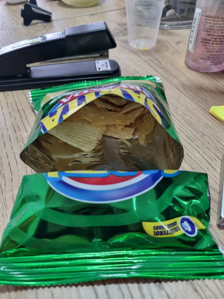 Esto si ya debe ser un chiste!! No exijo la funda rebosando pero me siento totalmente estafada y con hambre 😔😔 he sido la burla de la oficina hoy :c