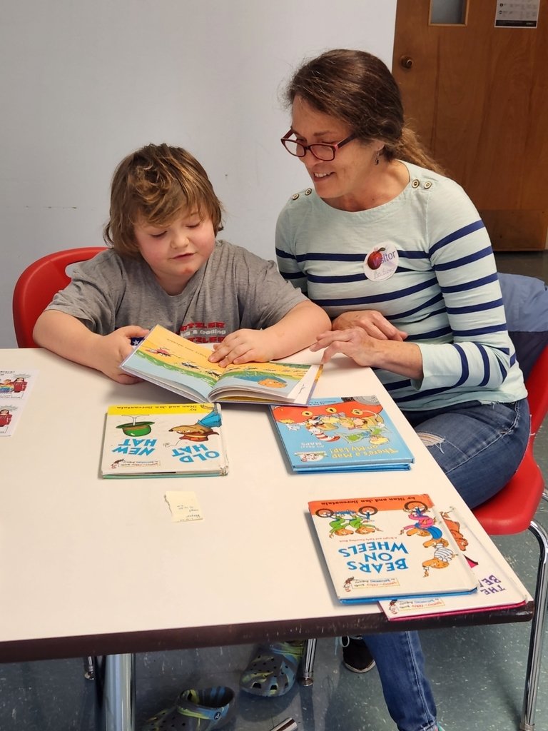 KingandQueenCo5's tweet photo. There is no "I" in team, but we sure are glad there is "u" in our volunteers! KQES appreciates its parent volunteers.  Thank you. https://t.co/gqNqwHyl3j
