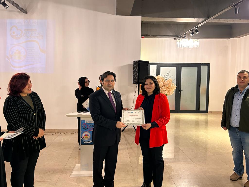 Kaymakamımız Sn. Dr. Adem Uslu, Pamukkale Sağlık Eğitim Vakfı (PASVAK) tarafından “Bir Tabak İyilik Bir Ömür Erdem” projesi kapsamında düzenlenen sertifika törenine iştirak etti.