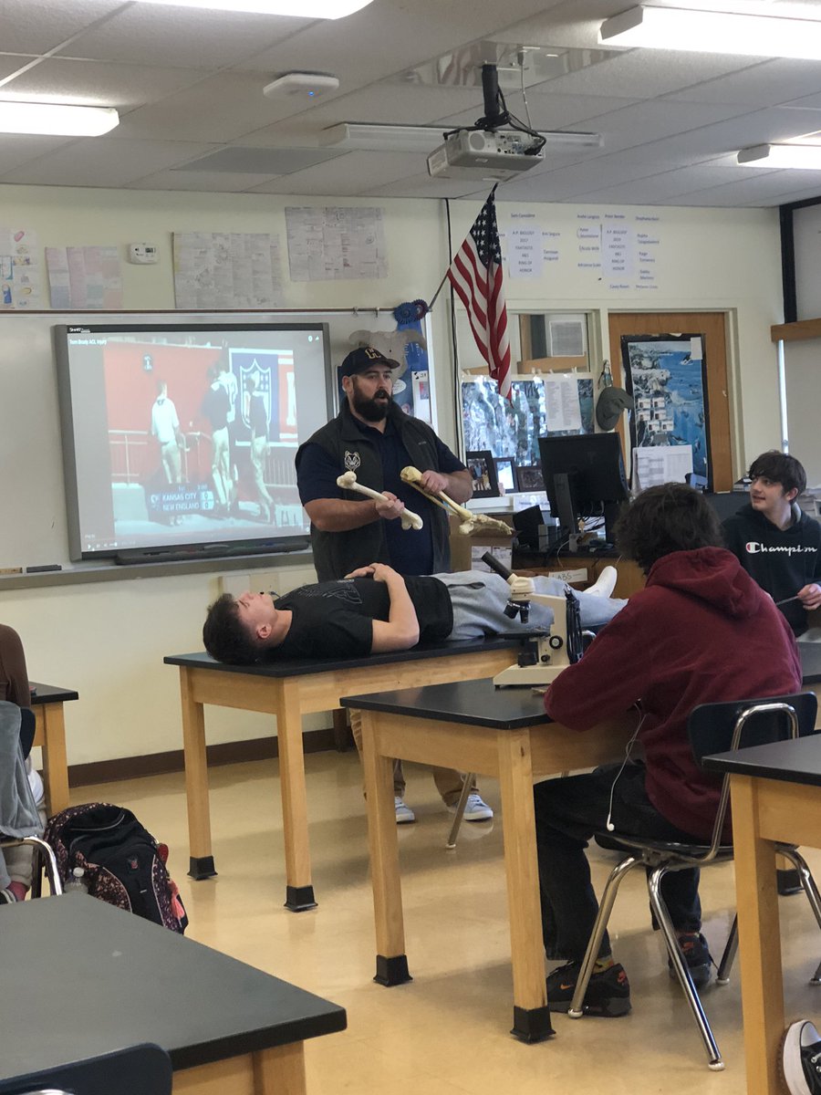 Huskies Athletic Trainer, John Kenney, showed students in Mr. Rizzo’s Anatomy class the ACL/MCL injuries that happen to weight bearing joints. 🦴 Education is the first step in prevention of athletic injuries! <a href="/huskynation845/">The Pack</a> <a href="/HighlandCSD/">Highland CSD</a>