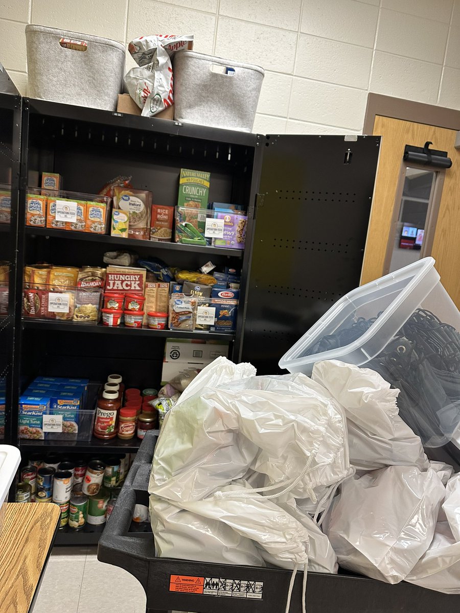 Kicking off MLK weekend with <a href="/OperationFeed/">Operation Feed</a> serving <a href="/APSHeritage/">Heritage Academy</a>... love orgs serving ALL of Atlanta's kids, #belovedCommunity in action