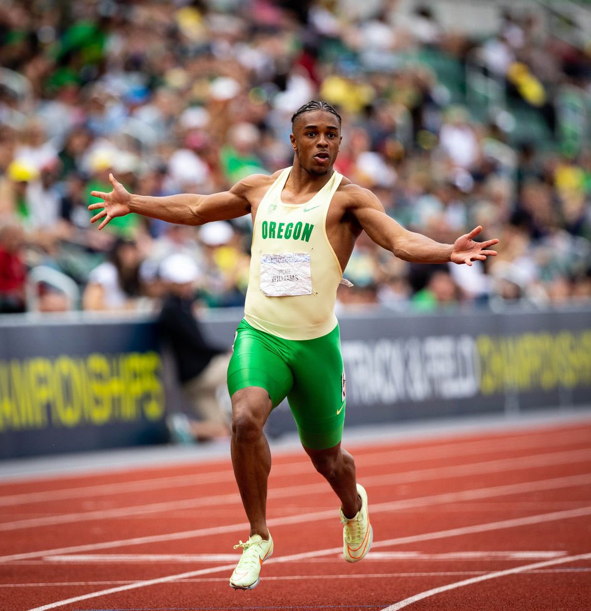 Micah Williams of <a href="/OregonTF/">oregontf</a> sets the COLLEGIATE LEAD in the 60m dash in a time of 6.54 in Spokane 🔥