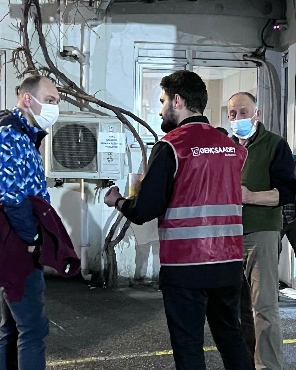 Bu soğuk havada Saadet Partisi Üsküdar Gençlik Kolları olarak Üsküdar Devlet Hastanesinin Acil servisi önünde şifa niyetine sıcak çorba ikramında bulunduk. Hem gönüllerimiz hem içimiz ısındı.