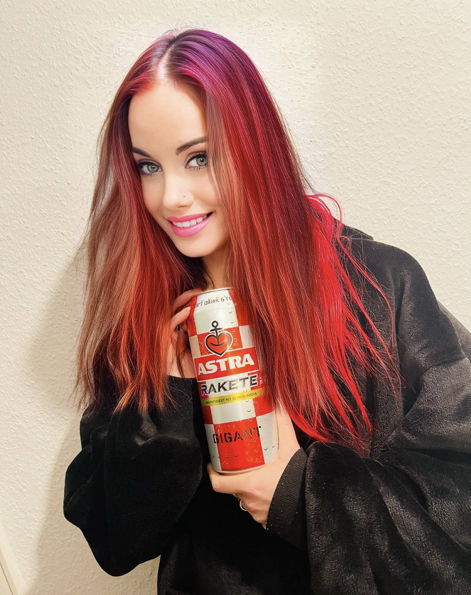 BLACK_HORNIS's tweet photo. A small petite, with a huge big and thick, fat rocket from @astra ... a great evening to all of you and a great weekend @black_hornis #blackhornis #astra #astrabier #astrabeer #redhair #red #rednails #redhead #model #modeling #modellife #modelshoot #modelsearch #hamburg #sanktpau https://t.co/odFRX4L9sa