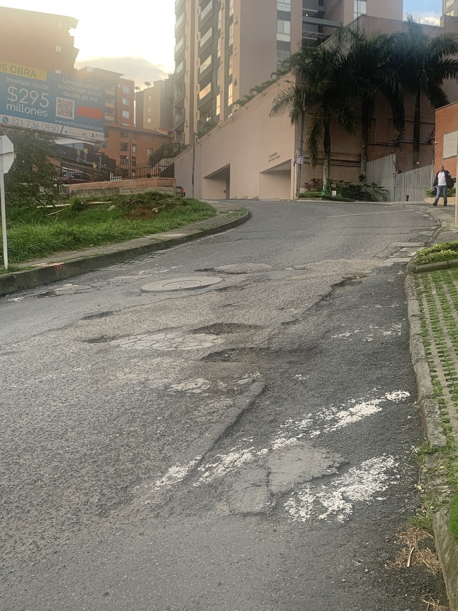 maurojg's tweet photo. @InfraesCali carrera 2B con Calle 14 oeste diagonal a la inglesa de santa Teresita está este crater lunar por su antigüedad requiere solución !!! https://t.co/Ehj9jHUk22