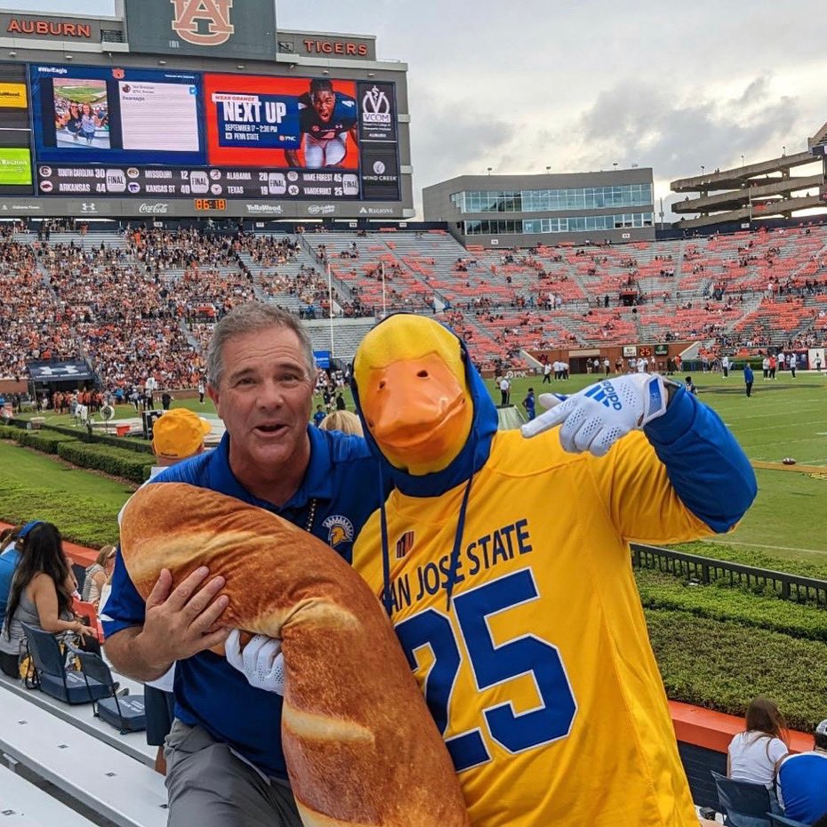 SJSUDuck's tweet photo. A special thank you to Mr. Steve Perez for being an awesome interim president. Forever a breadgetter 🥖✅
•••
Tags: #SJSU #SanJoseState #SJSUDuck #SpartanUp #SanJoseStateUniversity #GetTheBread https://t.co/KAeMIOcvKO
