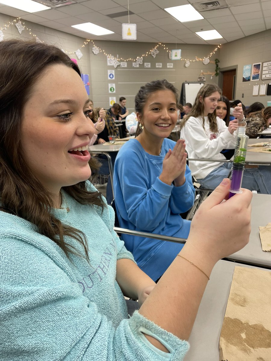 MeredithBarkley's tweet image. That feeling when you are able to get all of your spinach leaf discs to sink on the first attempt 🍃😎🤩 #IYKYK #APbiology @OHSJackets1 @ocsjackets #barkleybiology