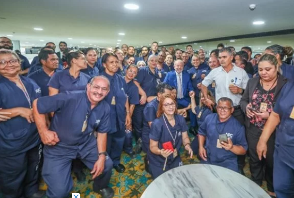 Metropoles's tweet photo. Lula se reúne com funcionários da limpeza e da manutenção do Planalto

Na ocasião, presidente Lula agradeceu os trabalhadores que limparam a sede da Presidência um dia após os ataques terroristas de 8 de janeiro

Leia: https://t.co/LFLyMCHwVn https://t.co/qEeoSlkQ6T