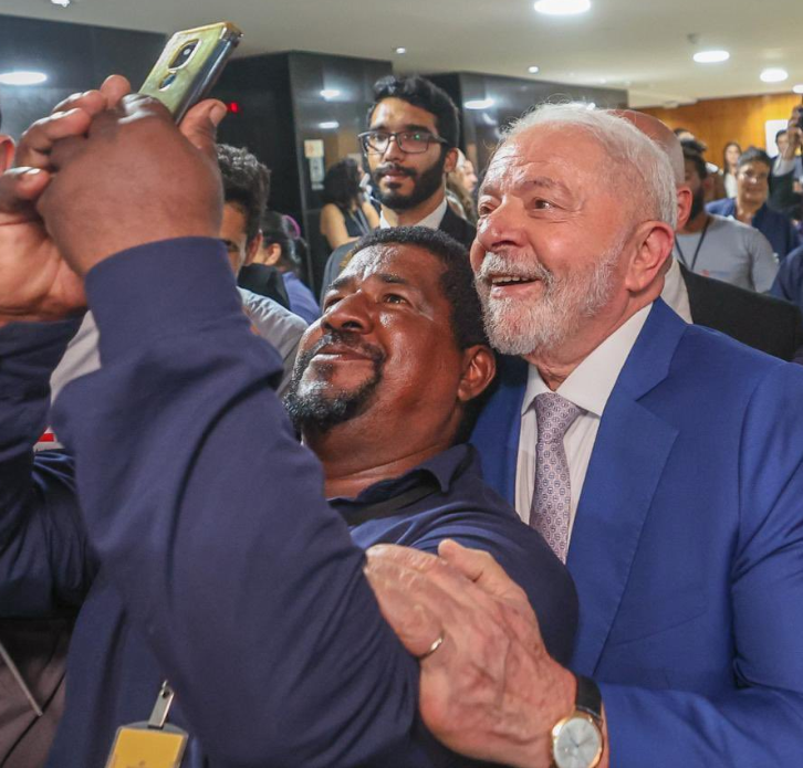 Metropoles's tweet photo. Lula se reúne com funcionários da limpeza e da manutenção do Planalto

Na ocasião, presidente Lula agradeceu os trabalhadores que limparam a sede da Presidência um dia após os ataques terroristas de 8 de janeiro

Leia: https://t.co/LFLyMCHwVn https://t.co/qEeoSlkQ6T