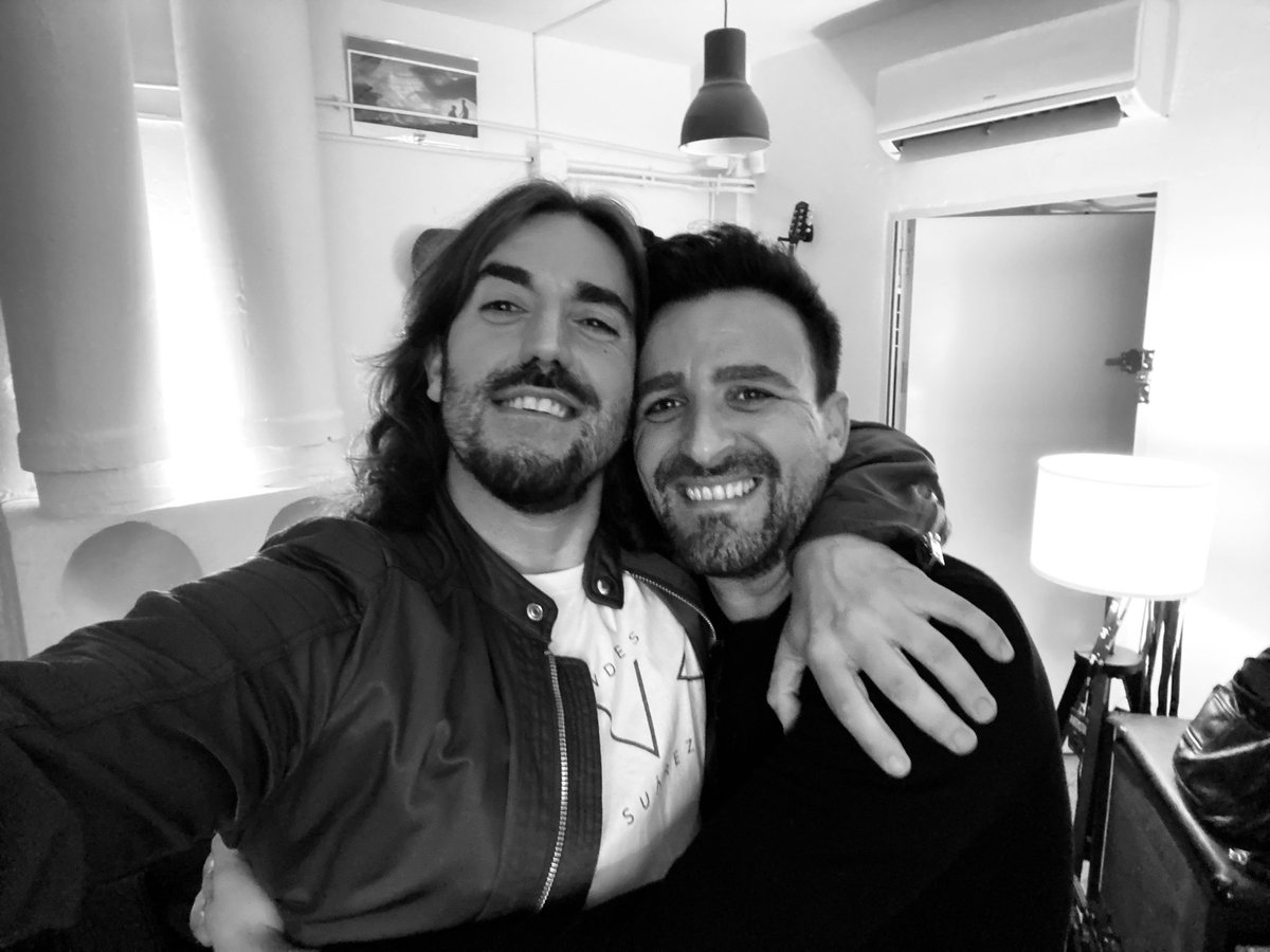 Éramos menos de diez en Murcia la primera vez que lo vi hace más de veinte años. El domingo va a cantar para miles de personas en el @WiZinkCenter . Esfuerzo, honradez, verdad.

Como amigo me siento un triunfador de tanto orgullo. Eres un ejemplo @esfunambulista