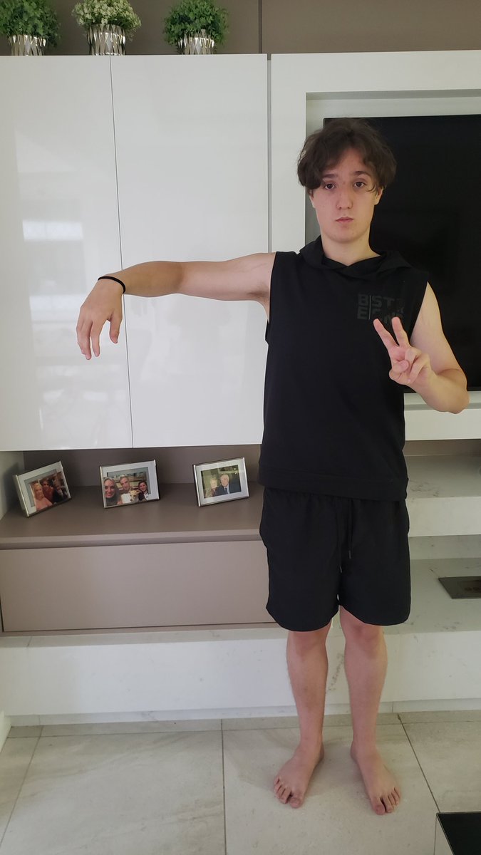 Christoffer5A7C's tweet photo. foto com meu nobre discípulo que, embora tenha me matado pela frustração há quase um ano, proporcionou-me alegria nessa ressurreição catártica https://t.co/O9tz5iGA3P