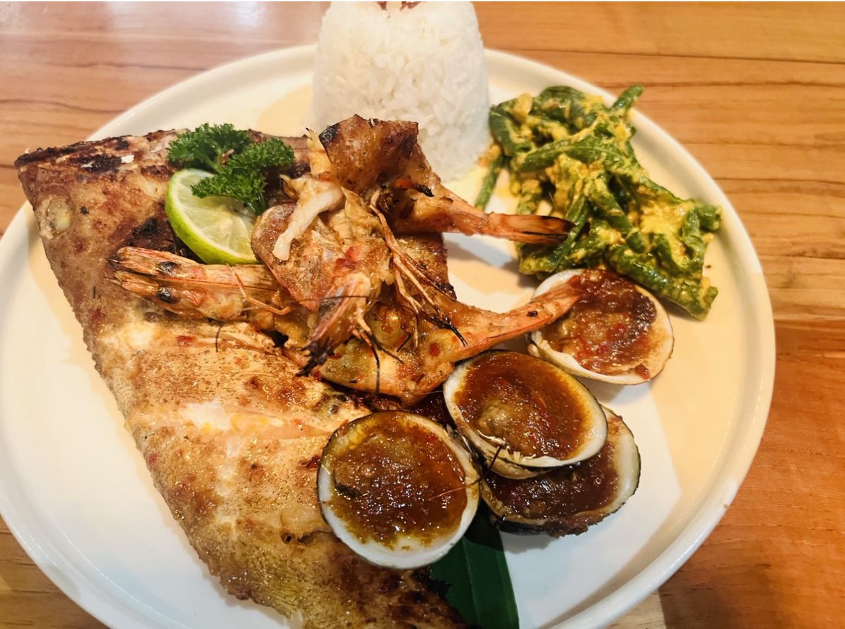 焼き魚、焼き海老、焼き貝😋 インドネシア料理🇮🇩 今日も元気な一日に😇 心も身体も健康で楽しい毎日を！ フォロワーさん募集中！😇🎉 🥘 🌎 ♨️