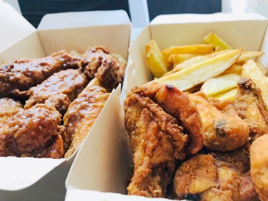andreamenar's tweet photo. No es por nada, pero mis #AlitasBuenazas son como el nombre. Me quedan BUE-NA-ZAS 🤤🔥 graaandes, con muuucha carne, poca grasa, harto sabor y extra de amor!
@alitasbuenazas en IG 🍗🍟🔥
#alitasbbq #hotwings #bbqwings #wings #SaborIncomparable #DeliveryDeSabor #DarkKitchen #Lima https://t.co/jOh4Dtk0kO
