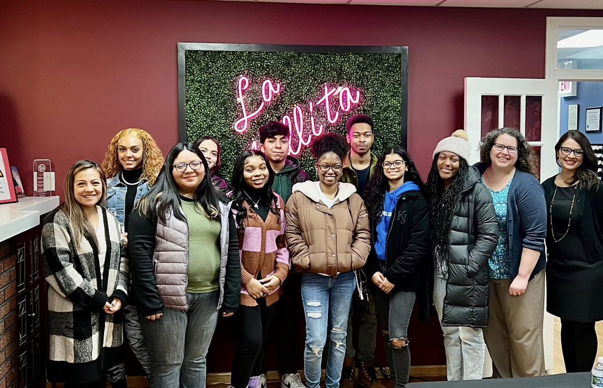 26thStChamber's tweet photo. This week we welcomed the FOCUS scholar students from @UofIllinois. These students learned about the Little Village community and the work of the Little Village Chamber of Commerce while getting a small tour of the 26th St. business corridor. https://t.co/6AqBNjVxzE