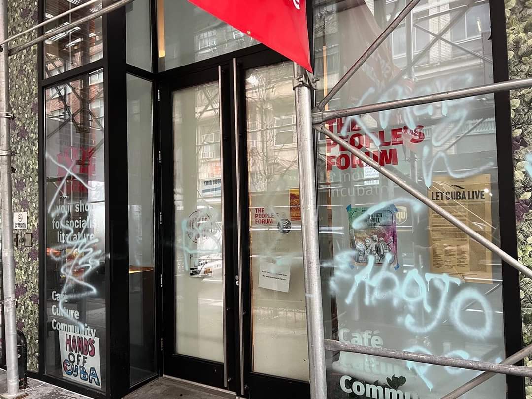 All our solidarity with our friends of <a href="/PeoplesForumNYC/">The People's Forum</a>. The vandals cannot accept the example of those who fight and advocate for a world of peace and justice. <a href="/ArzuagaReyes/">Ángel Arzuaga Reyes</a>