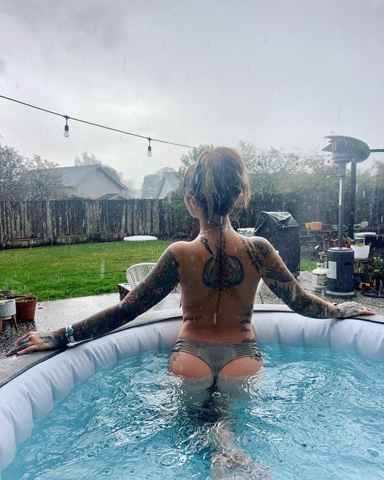 2 pic. RT if you'd join me 😍🌧️💦 https://t.co/4gA8epuJQx
