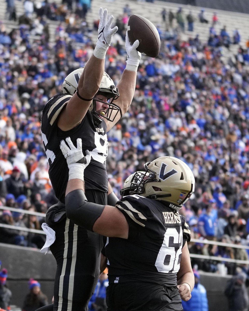 carson_sneed5's tweet photo. Blessed to receive an offer from Vanderbilt University!⚓️ @jovanhaye @DCA_fb @DCA_strength @DaytonSneed @NCEC_Recruiting @NatlPlaymkrsAca https://t.co/HGF0MbrF79