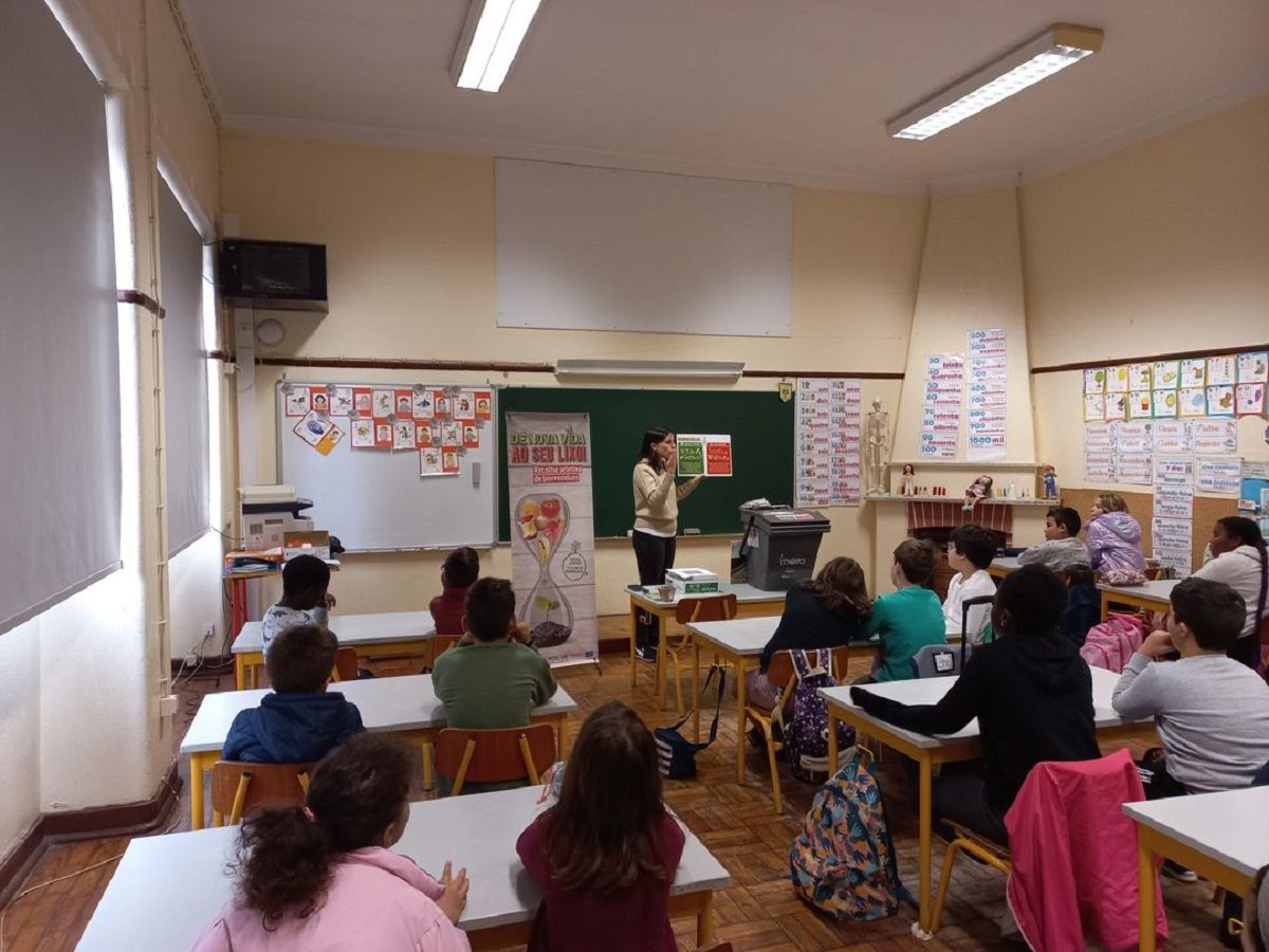 DiariodoDistrit's tweet image. Projeto Biorresíduos vai às escolas da Moita dlvr.it/SgrYt0 #Moita #Escolas #recolhaportaaportadebioresíduos