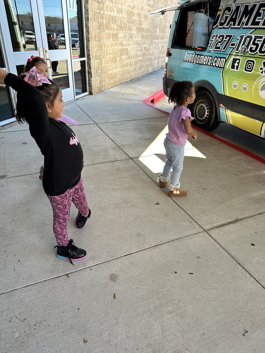 MrsGarciaMath's tweet photo. McMullan students having fun with the game truck for selling enough items during the school fundraiser! @McMullanElem https://t.co/qWxkVAfz11
