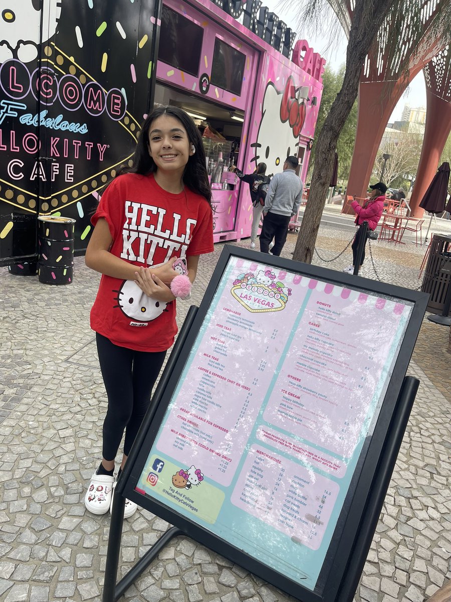 sarahsmiles2105's tweet image. This smile will ALWAYS be priceless! 🥰 #HelloKittyLover #HelloKittyCafe #VanenzyaAlayna #MommasGirl #MyPrincess
