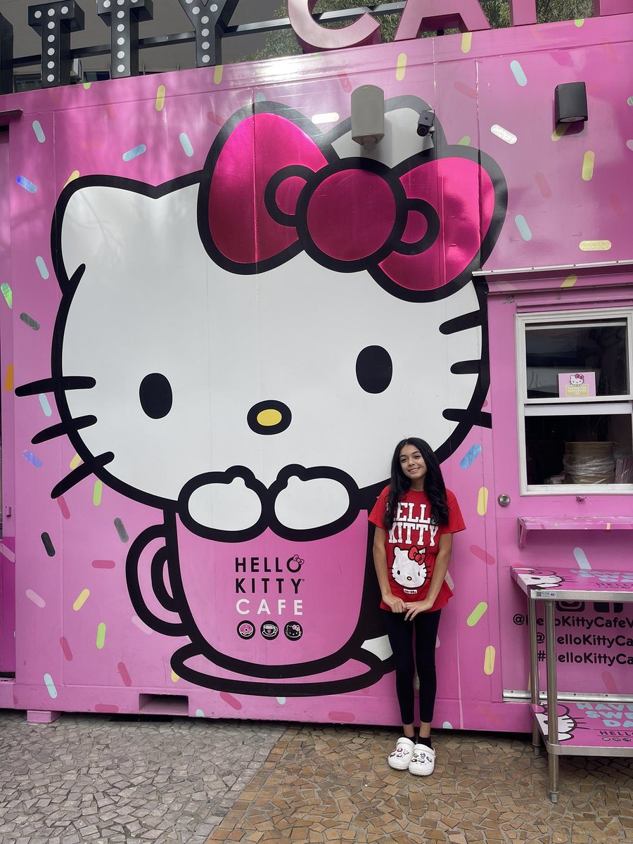 sarahsmiles2105's tweet image. This smile will ALWAYS be priceless! 🥰 #HelloKittyLover #HelloKittyCafe #VanenzyaAlayna #MommasGirl #MyPrincess