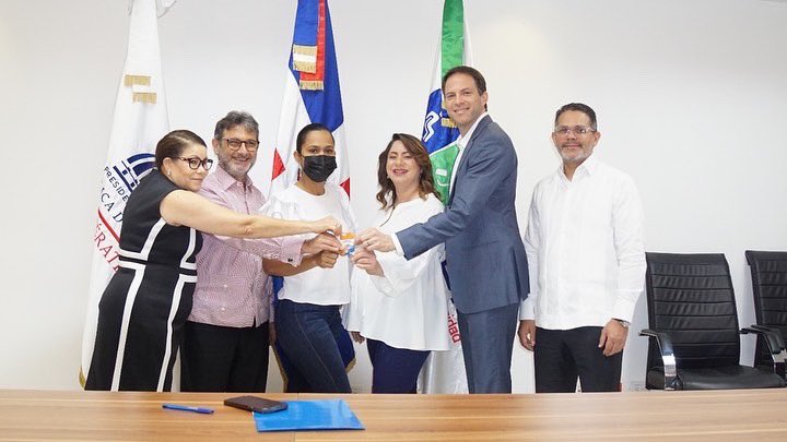 AdessRD's tweet photo. Nuestra directora @Digna10 participó en  entrega simbólica del Fondo Nacional para la Niñez y Adolescencia con
Discapacidad, junto a la titular de @SuperateRDO, @GloriaReyesG.
#AdessEsTransparenteInclusivayResponsable https://t.co/BTus7Edk9b