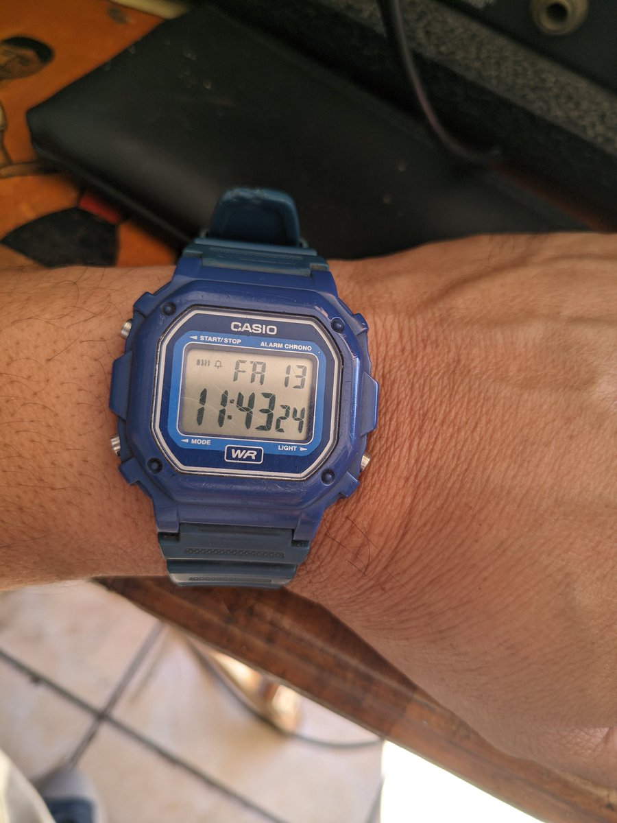 VladimirPreza's tweet photo. @Casio0ficia Es hora, no de cambiar, más bien de ampliar mi gama vintage de relojes #casio y dejar hasta de pensar en los #rolex 😬😎 https://t.co/1xobaNxIpa