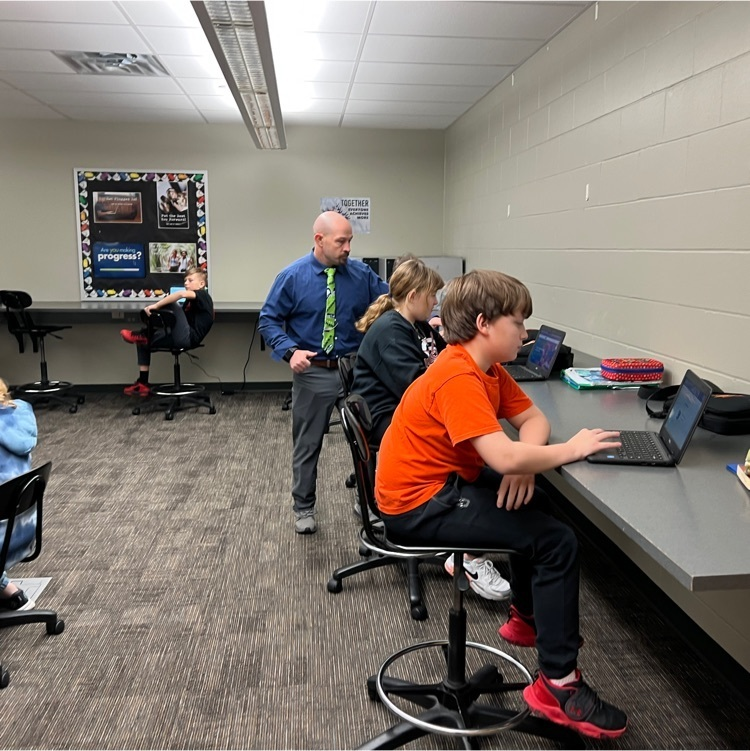 Vernon_MS's tweet photo. 5th grade students in Mr. Kenny’s computer science classes reviewed internet safety by using Quizlet Live and also playing a trivia game. The teams could earn extra points if they were able to make a hole in one. #vmsinspire https://t.co/vybngfTvWU