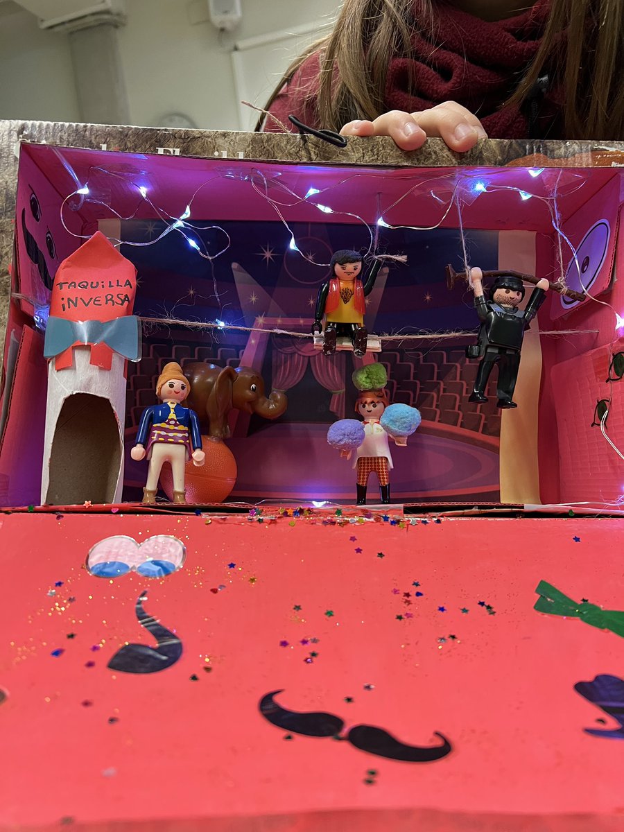 artiescola's tweet photo. 🗣️Obrim els “Mini Móns” creats dins capses. Hi trobem escenes que connecten amb l’imaginari dels infants. Els resultats són sorprenents🔥Farem una exposició a l’escola i convidarem famílies i companys a obrir-les🫶🏾#Goula @JordiLafon #MontsitaRierola @macmataro #ArtiJoc #diorames https://t.co/D22GjEnUpQ