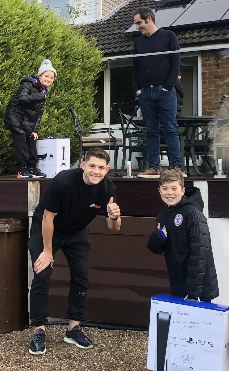 sarahronnan's tweet photo. Hughie &amp; Freddie are looking forward to catching up with James Tarkowski &amp; Dwight McNeil again after completing run18 of their #100kmfootballgroundchallenge all money raised tomorrow at Goodison Park will go to the oncology ward @AlderHeyCharity to donate: https://t.co/MQCY069m1W https://t.co/78vKW2SumI