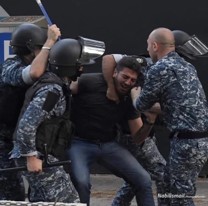 هدد مواطن لبناني يُدعى وليم نون شقيق أحد ضحايا انفجار مرفأ بيروت بتفجير قصر العدل بالديناميت