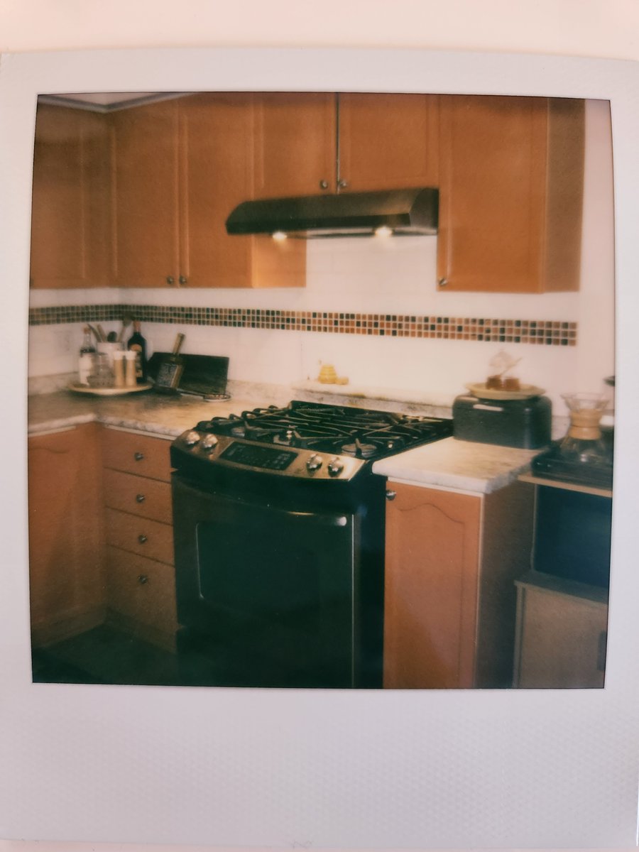 CozyDaRosy's tweet photo. I think what I'm noticing about polaroids and other old school camera photos is they really capture the "vibe". There's just something about the softness, not seeing every pixel, having your own mind fill in the details. https://t.co/aiuehYf2kV