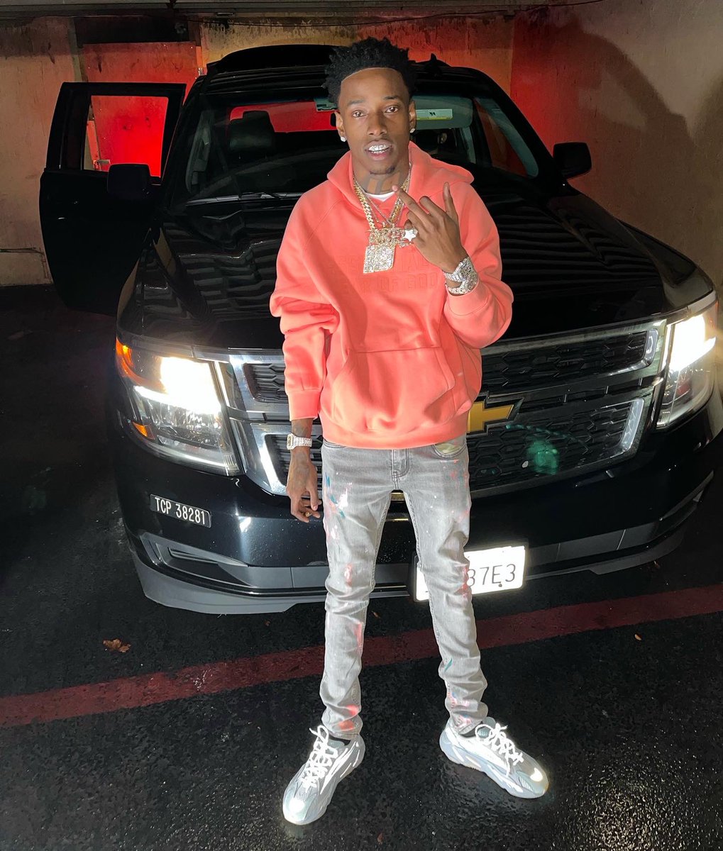 19LILSHEIK's tweet photo. You want a bag ๐ฐu gotta get up grind to nah he donโt want a body he just riding through !! #2LEGENDARY #LLVEDO https://t.co/XBjoImvaYQ