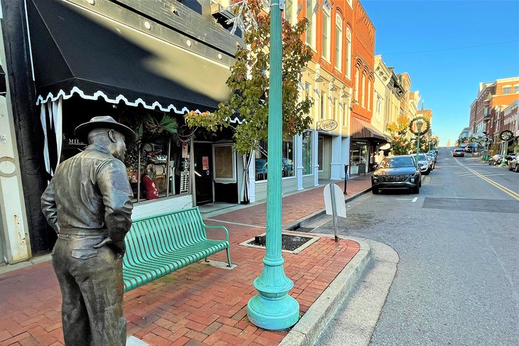 c21broughton's tweet photo. Clarksville, #Tennessee, is a town that close to Nashville and has a lot to offer tourists. #traveltips  https://t.co/ICeUTBFUmV https://t.co/2z5cataW3C
