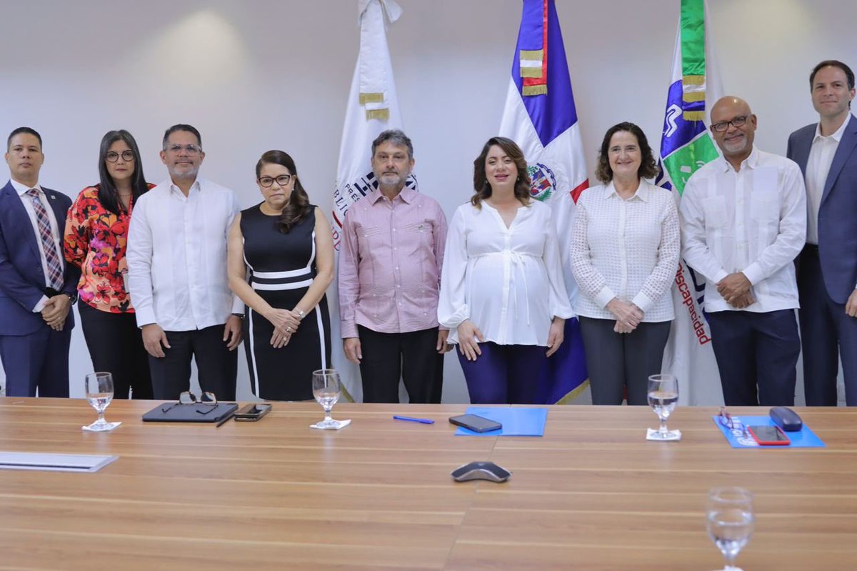 SuperateRDO's tweet photo. Esta primera entrega estuvo encabezada por la directora general de #Supérate, @GloriaReyesG, junto a @CarlosYunen, presidente de @CONADISRD, @RosaElcarte, representante de @UnicefRD; @Digna10, Dir. Gral. de @AdessRD, y Maximiliano Barr, Dir. Comercial de MIO. https://t.co/Fv5tq6l2gO