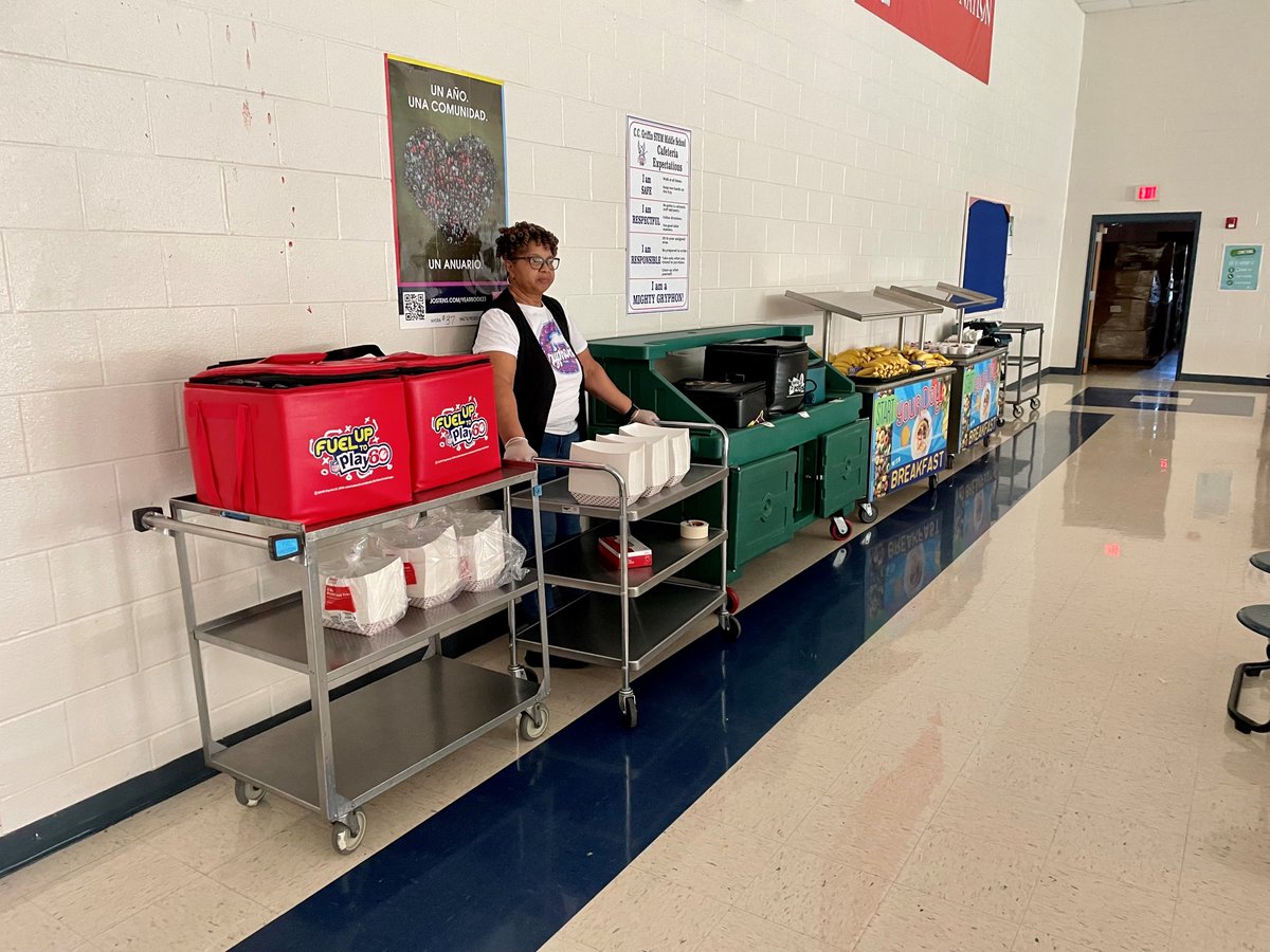 Amazing team work was displayed today during a power outage <a href="/CCGriffinMS/">CC Griffin STEM Middle</a> In addition to preparing lunch for their students, CCHS, RRMS, &amp; RRES prepped meals to help the Griffin Café. Thank you all for stepping in and helping a team in need! #SNPstrong💪🏼👏🏼 🙌🏼